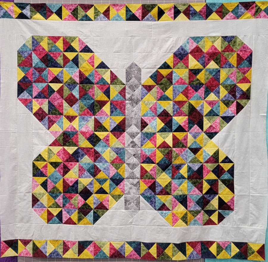 7 types of quilt borders to elevate your quilting projects - image of a pieced border